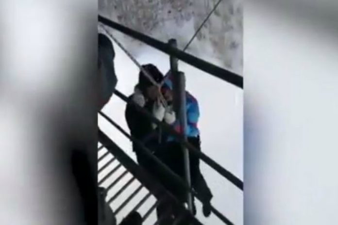 Ζευγάρι στη Ρωσία έκανε άλμα με σχοινί και έπεσε στο κενό (βίντεο)